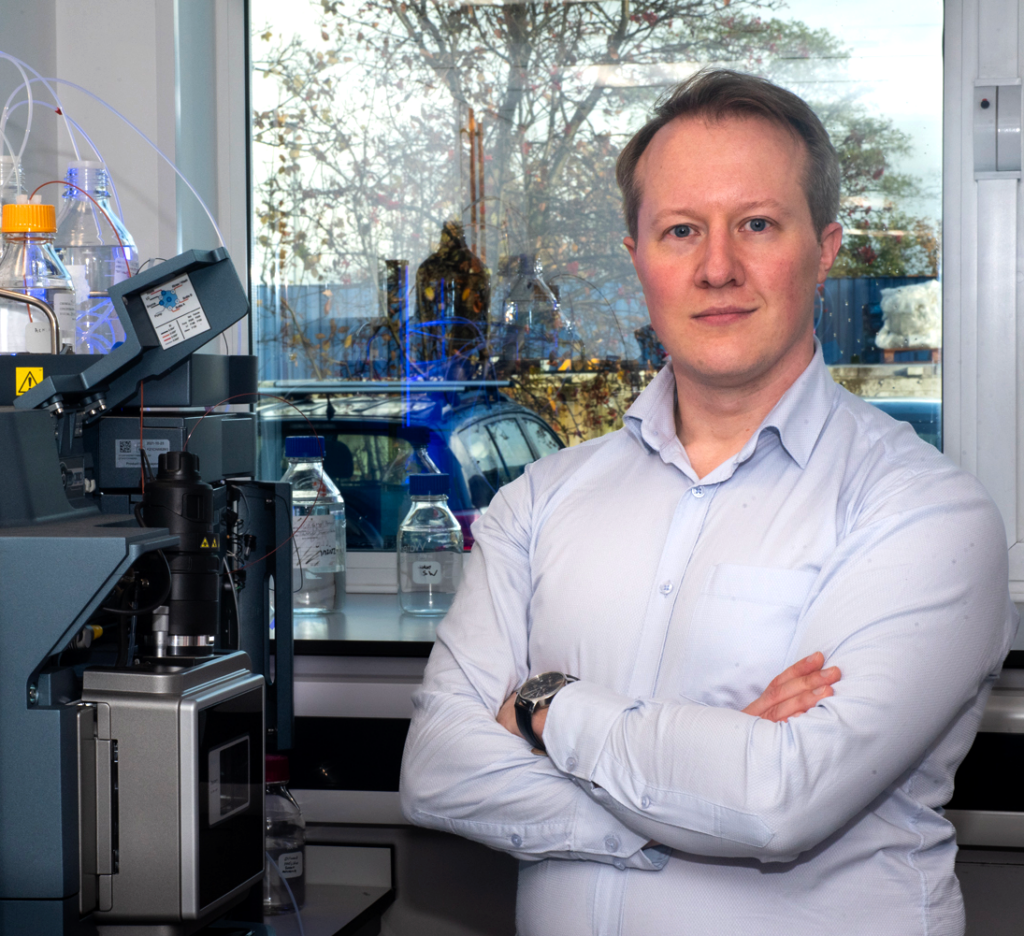 Dr Jan Hansel with the mass spectrometer in the laboratory.